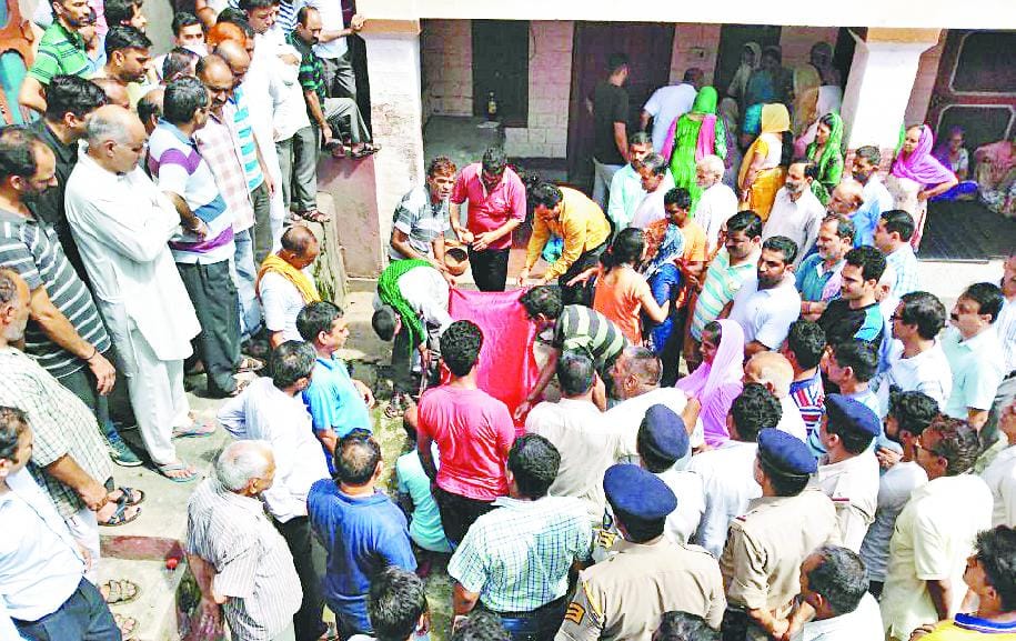 पुलिस पहरे में हुआ महिला का अंतिम संस्कार