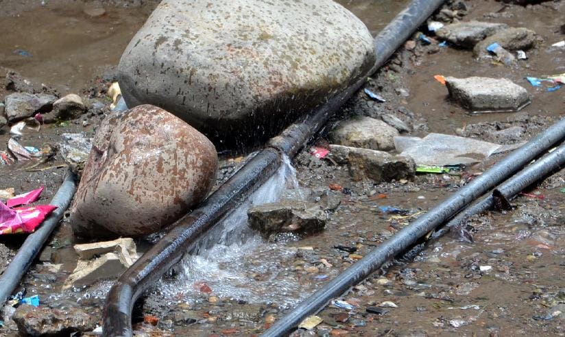 कहीं पीने को पानी नहीं तो कहीं बह रहा व्यर्थ