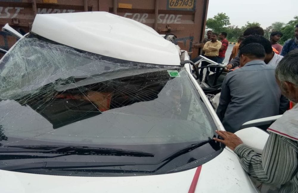 four people dies after car collided with truck on yamuna expressway