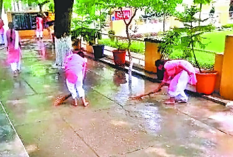 Floors was being washed by schoolgirls, video viral