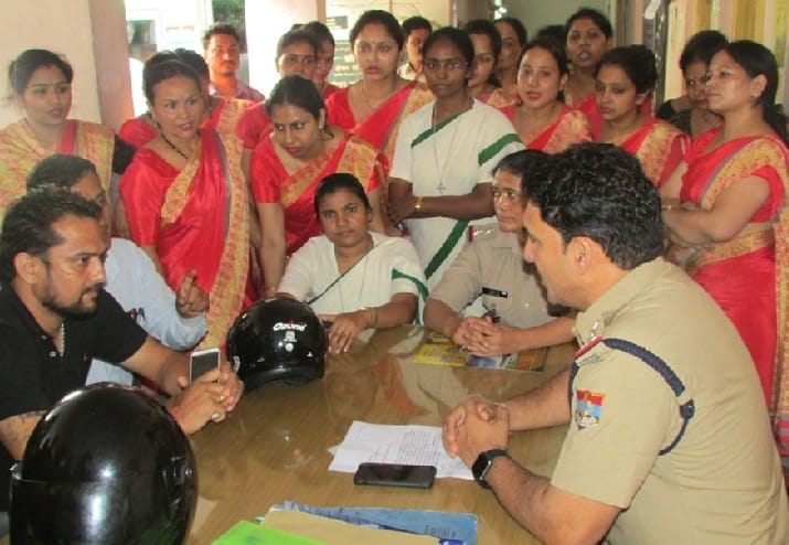 शिक्षक से मारपीट पर शिक्षक-शिक्षिकाओं ने कोतवाली घेरी