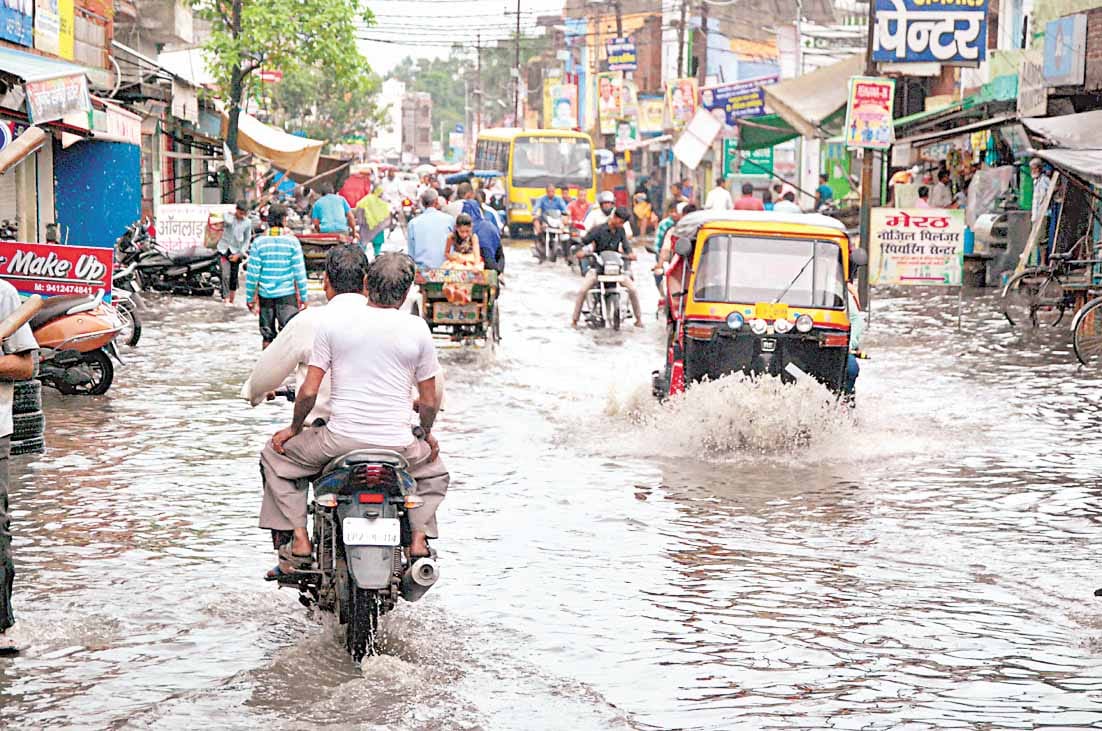 high raining in amroha, road convert in sewer, people are in problem
