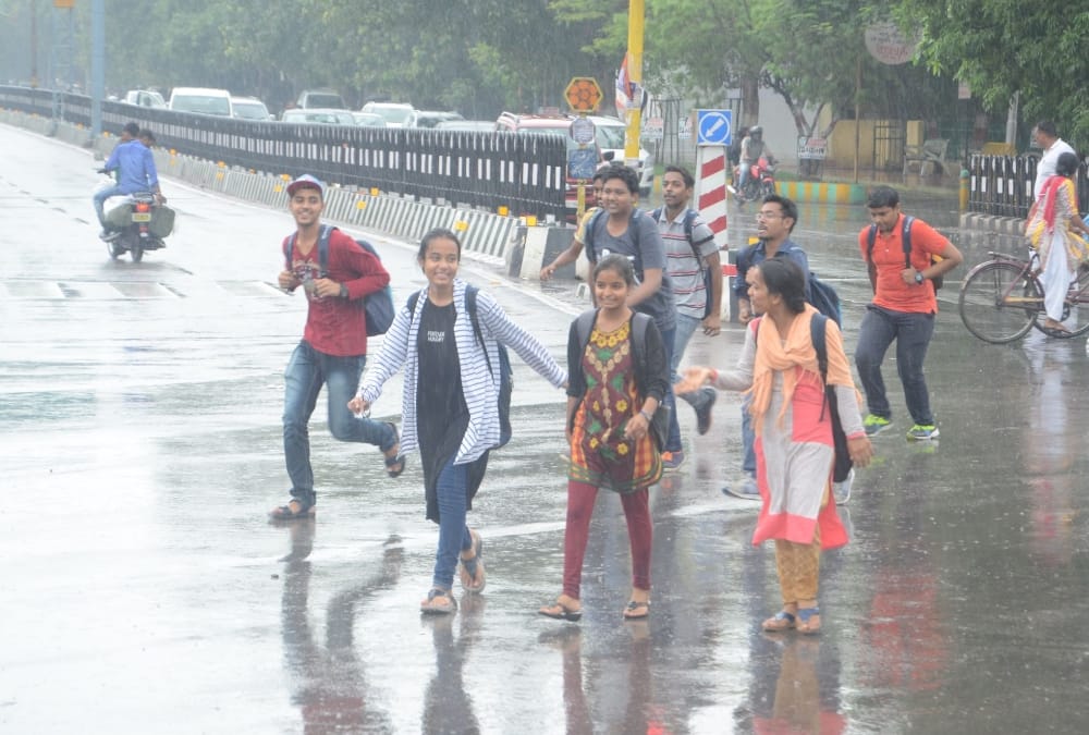 morning to noon rain in lucknow.