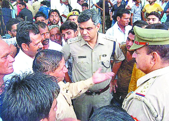 SUGAR MIL's lock, SP leader, hundreds of farmers arrested