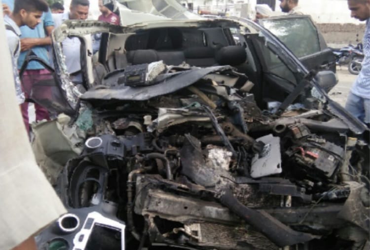  Two people dead including a woman  in accident between car and bus in Faridkot