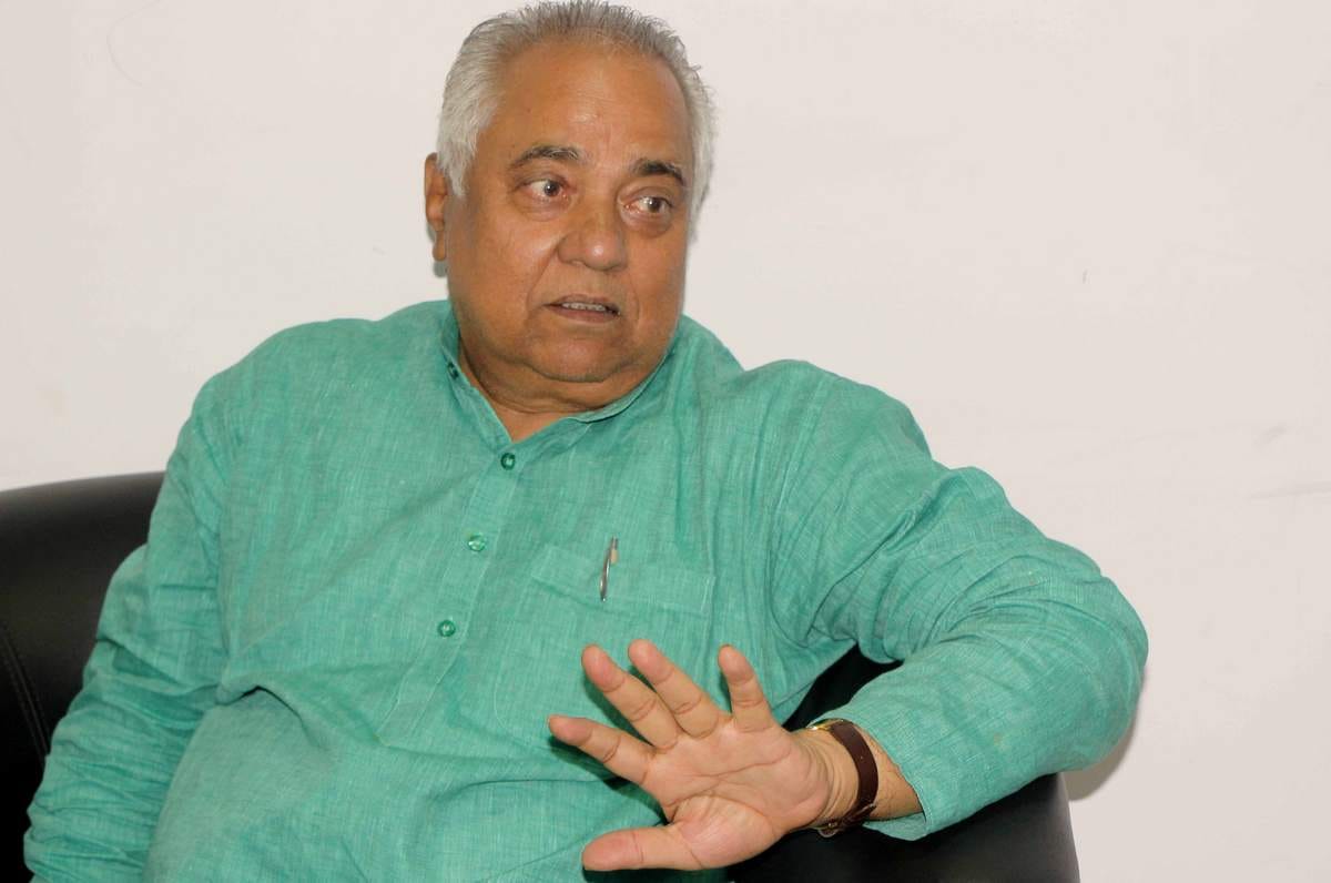 Buddhinath mishra said that poetry is not meaningful by anyone applause