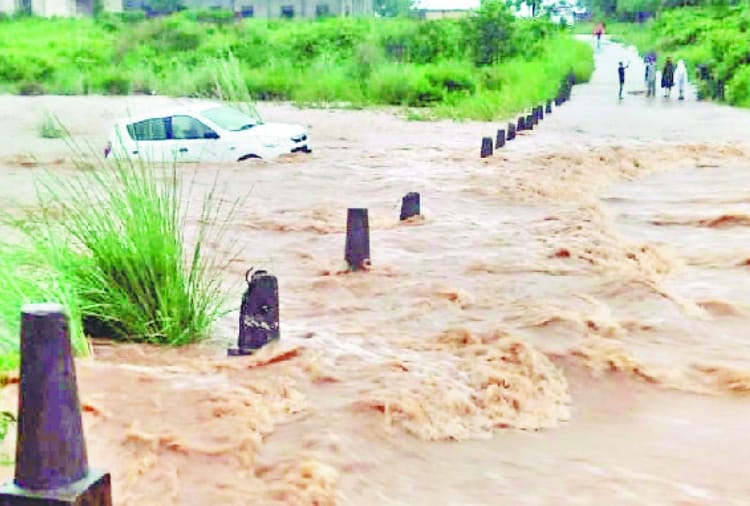 दलैहड़ के समीप खड्ड के तेज बहाव में फंसी कार