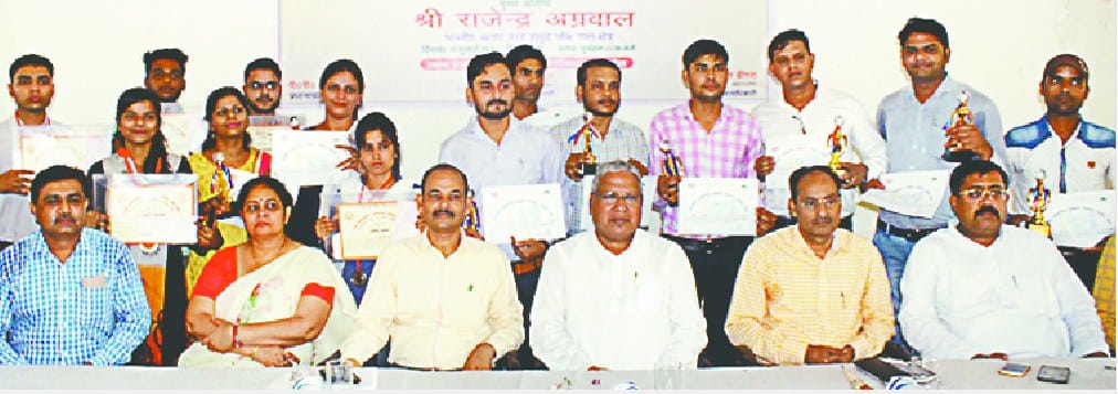 vishv yuva kaushal divas par medhavi sammanit