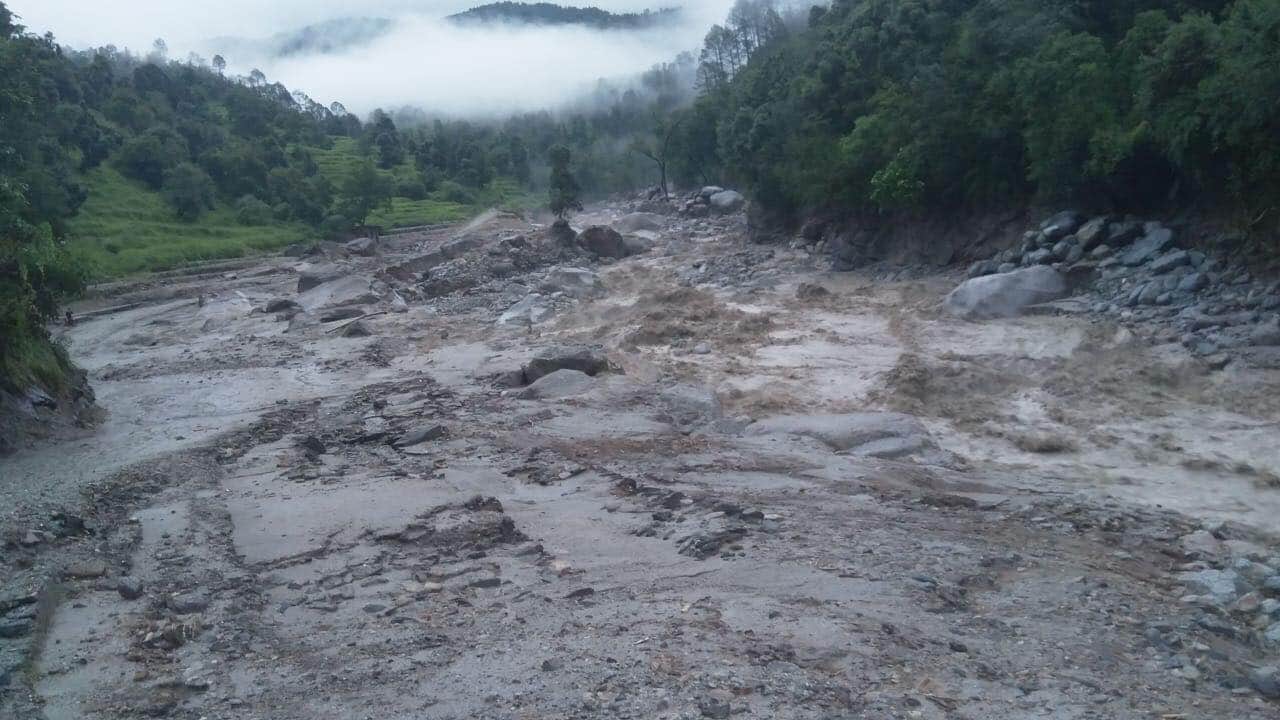 after cloud burst in chamoli student and public helpless to give their life in danger