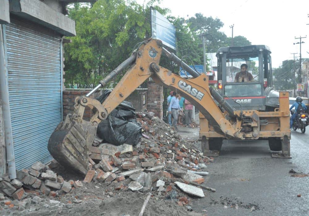 dehradun former dm give wrong information in high court about encroachment