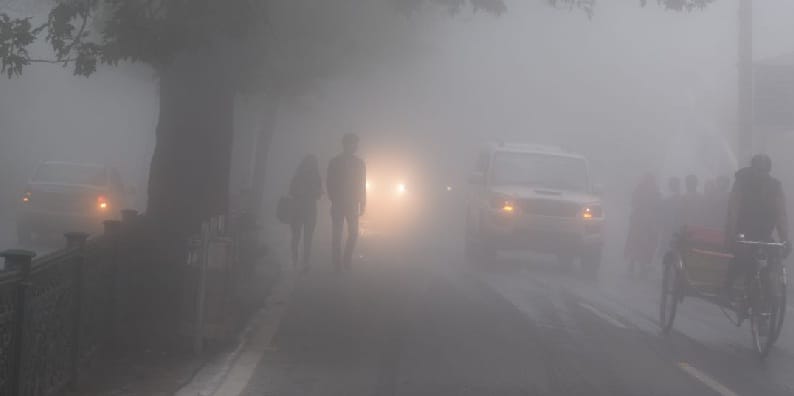 घने कोहरे व हल्की बारिश के बाद भी सैलानी उमड़े