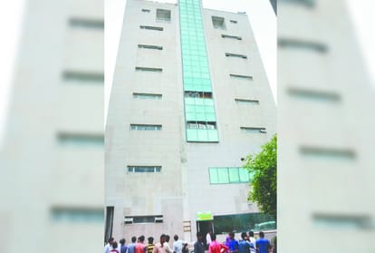 young Girl committed suicide to jumped from 7th floor of child PGI