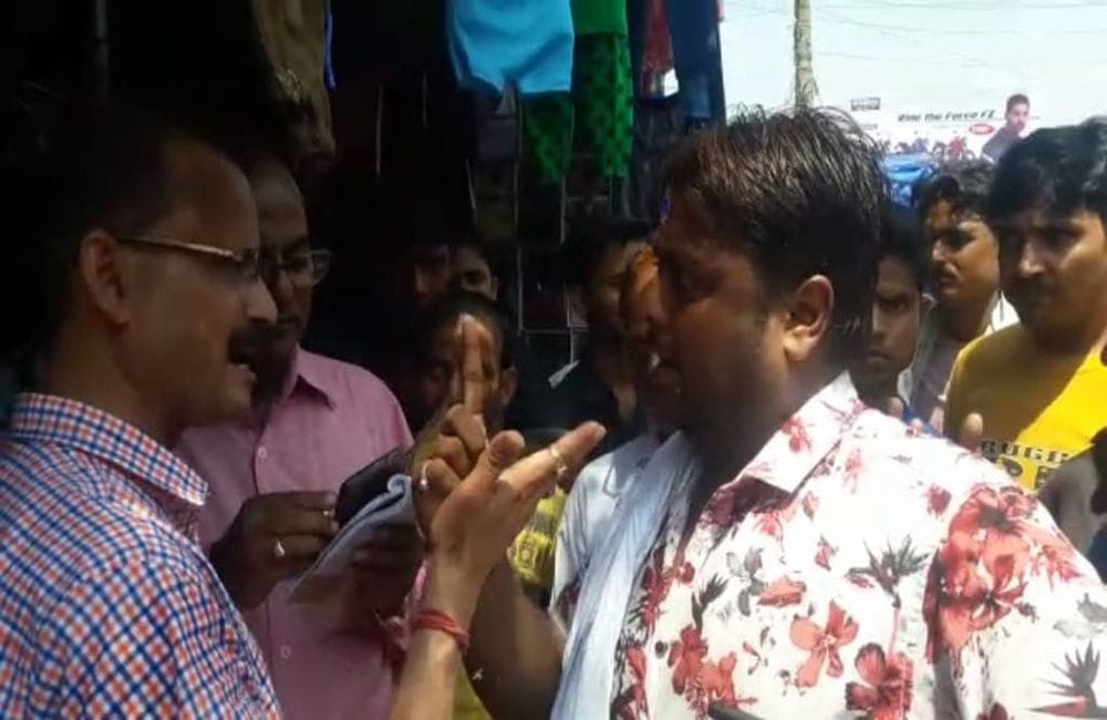 Shopkeepers protest against nagar nigam after ban on polythene