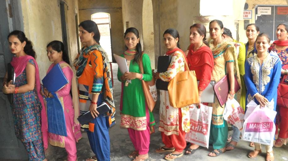 जेबीटी की काउंसलिंग को उमड़े सैकड़ों बेरोजगार