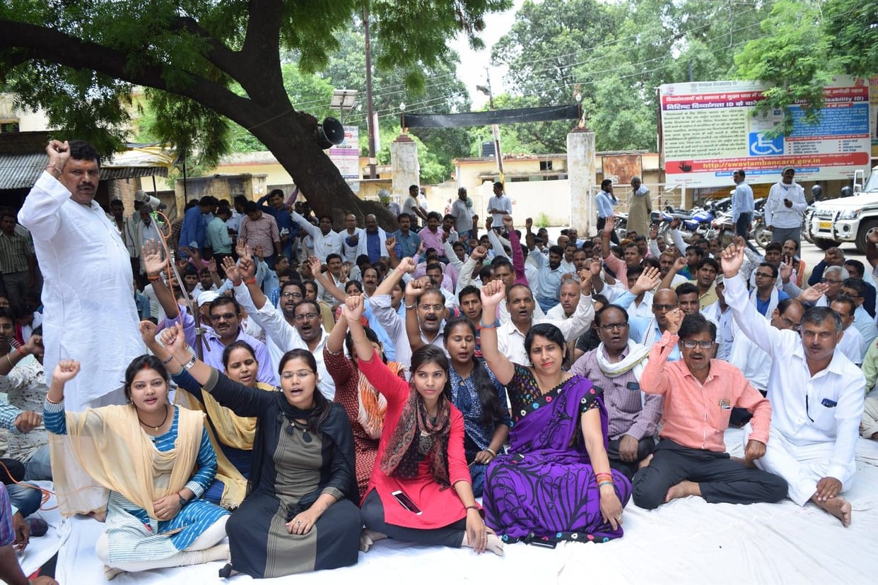 हड़ताली लेखपालों पर जिला प्रशासन का कसा शिकंजा