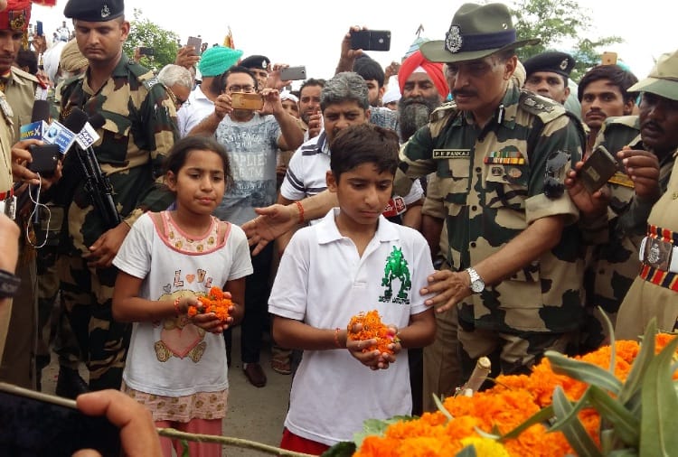 Thousands of humble eyes reached Funeral of martyr in Naxal attack in Chhattisgarh