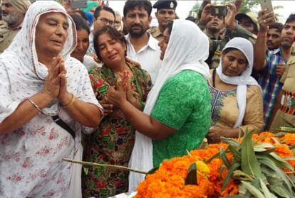 Thousands of humble eyes reached Funeral of martyr in Naxal attack in Chhattisgarh