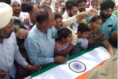 Thousands of humble eyes reached Funeral of martyr in Naxal attack in Chhattisgarh