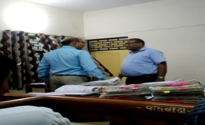 UP: There was a fight between the presenter and former president in the court
