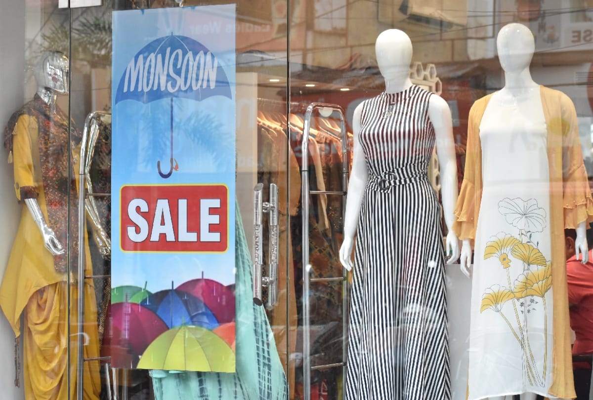 PHOTOS: Bumper discounts on clothes shoes and vehicles great opportunity to shop