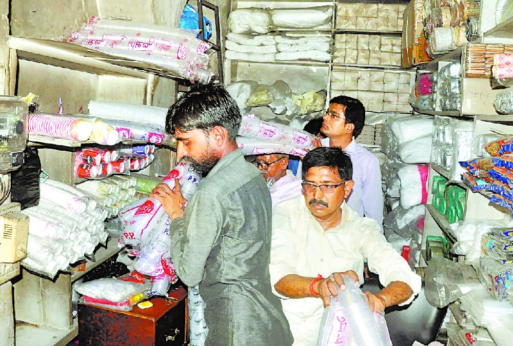 nagar nigam team action against polythene use.