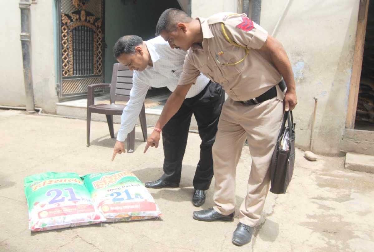 police sit Raided in warehouses of rice at hamirpur 