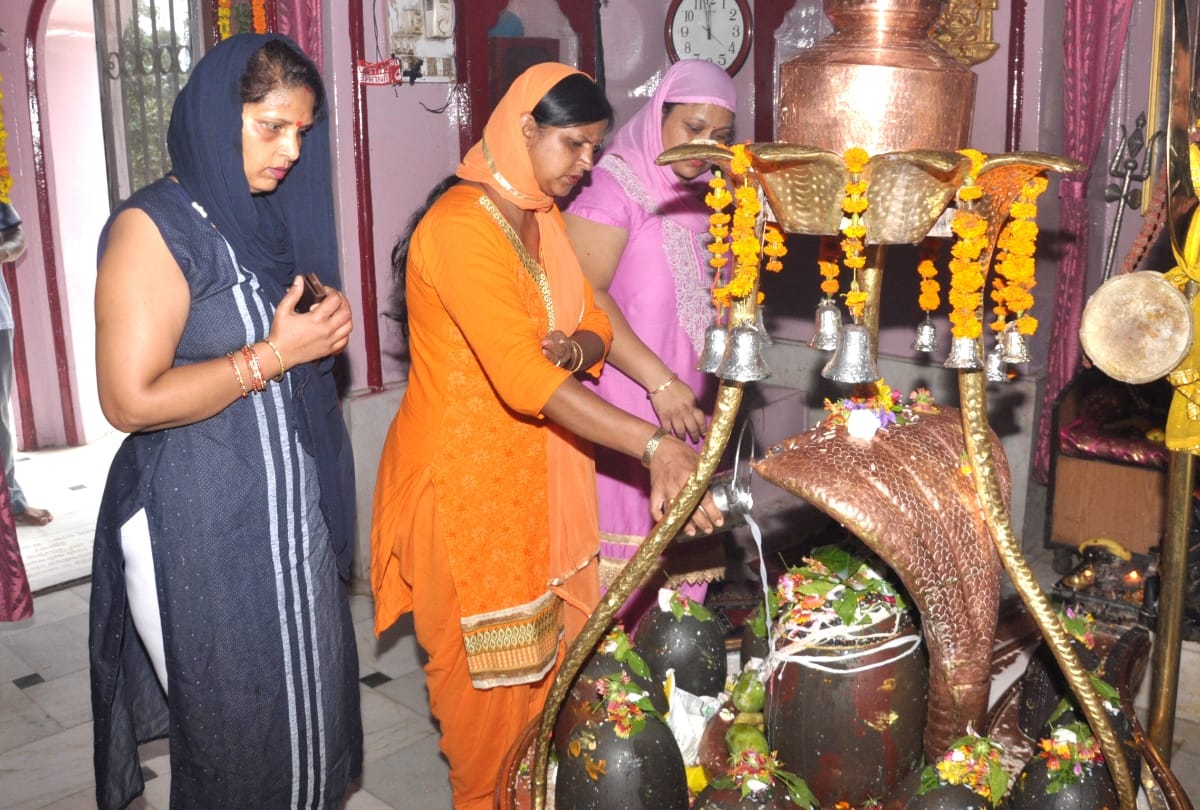 Sawan first somvar pilgrims paid obeisance in lord shiva temples