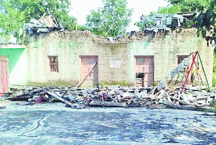 डीहर स्कूल के भवन की दीवार गिरी