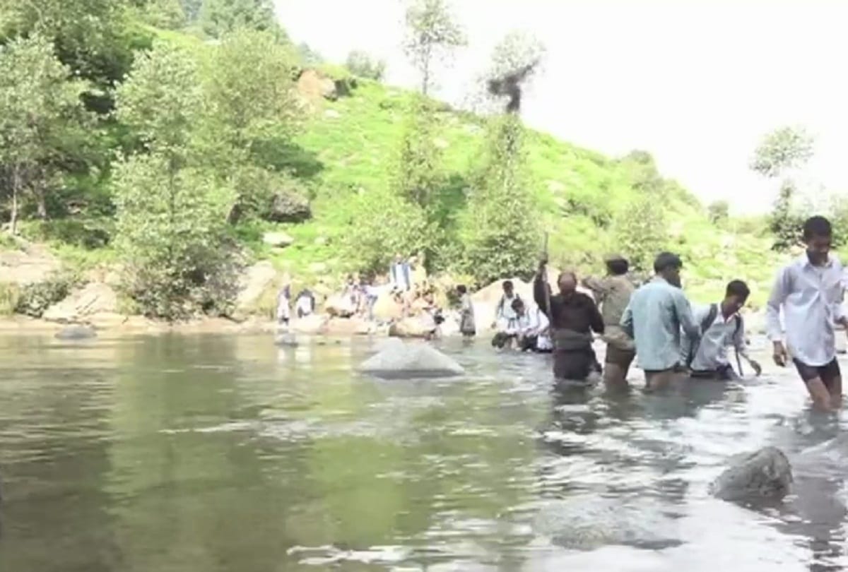 students dangerously cross tawi river with help of rope to reach schools in chinauli jammu kashmir 