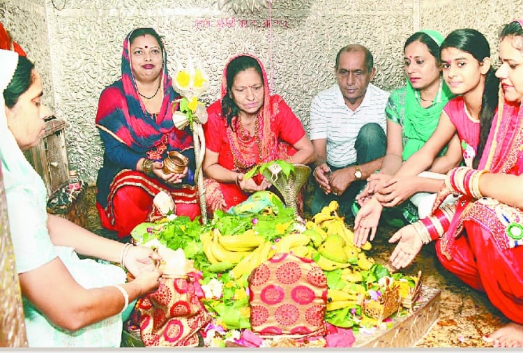 भोले के जयकारों से गूंज उठे शिवालय