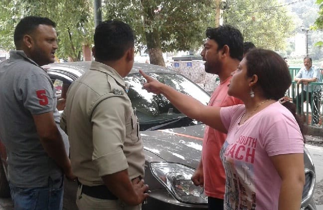 अधिक रुपए वसूलने को लेकर एक घंटा हंगामा