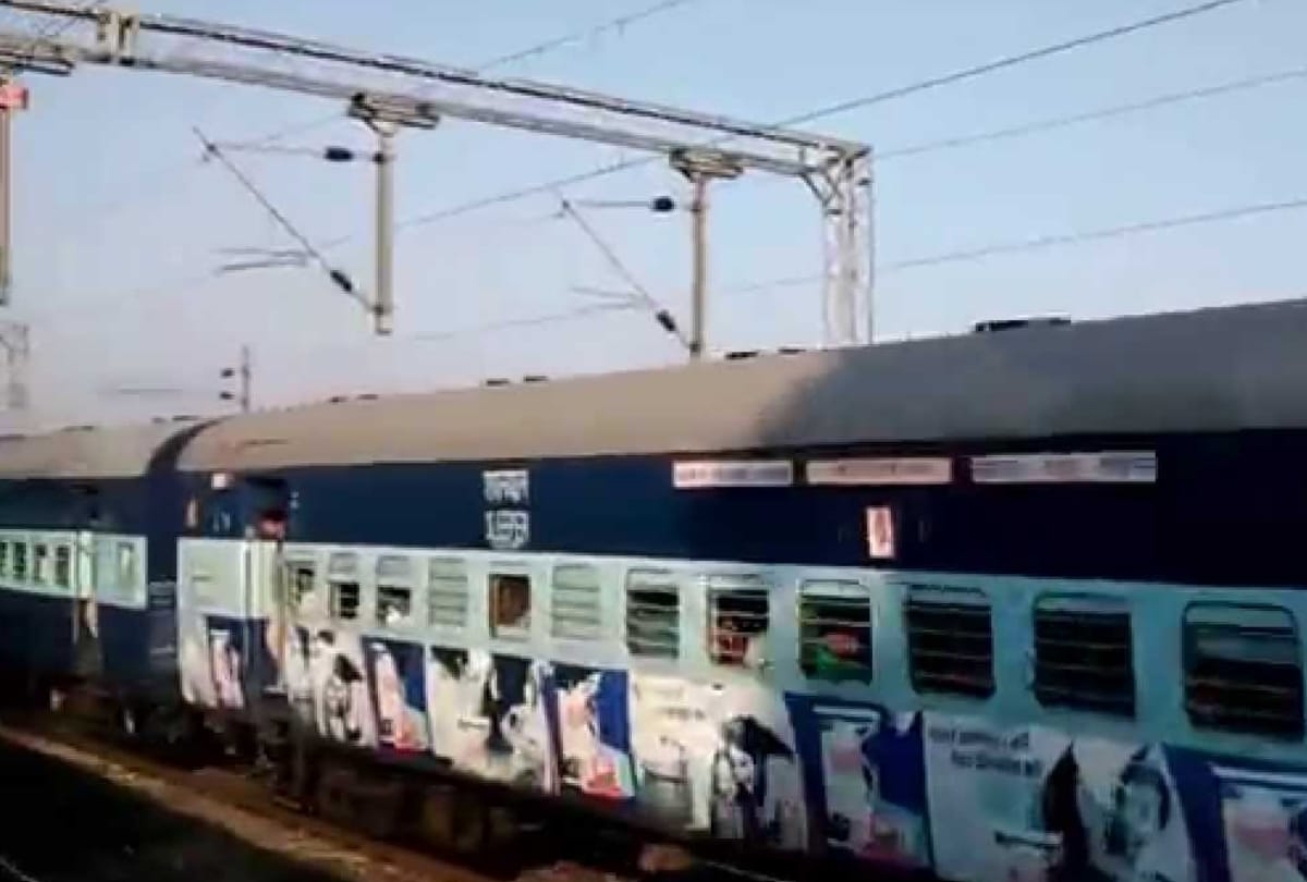 passengers complained to rail minister about the bad situation of sleeper coach in trains