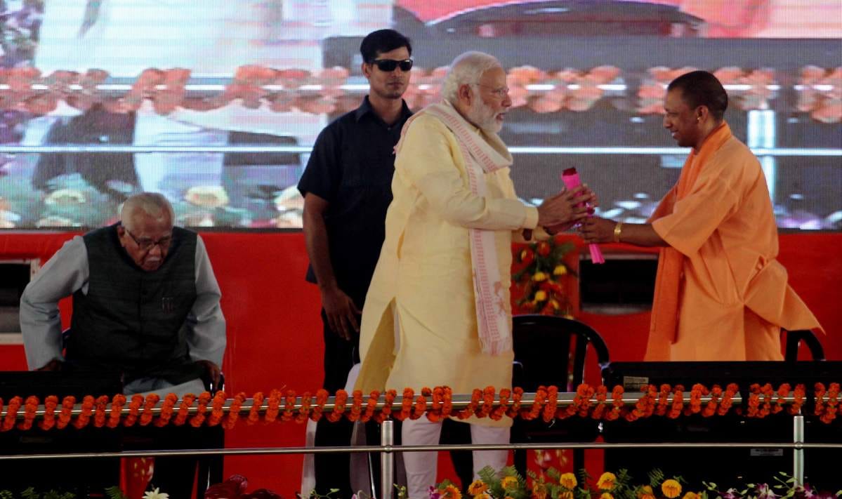 PM modi gave advice to CM yogi in varanasi tour