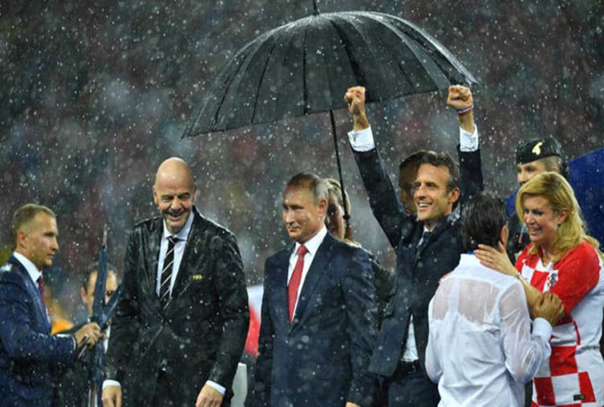 vladimir putin trolled on twitter for using umbrella during presentation ceremony