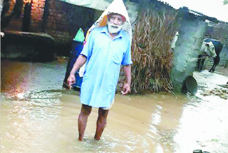 बीनेवाल पंचायत में घरों में घुसा बरसाती पानी