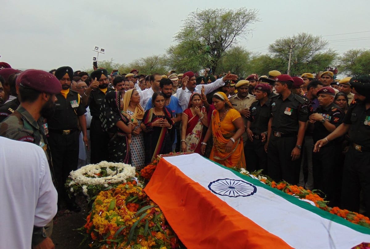 martyr daughter sat on the coffin of his father by seeing this collector pens down an letter