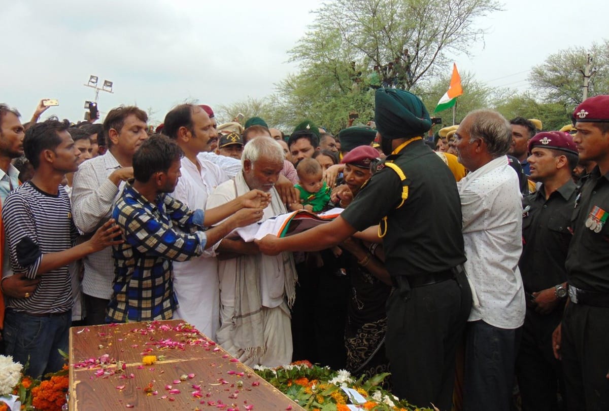 martyr daughter sat on the coffin of his father by seeing this collector pens down an letter