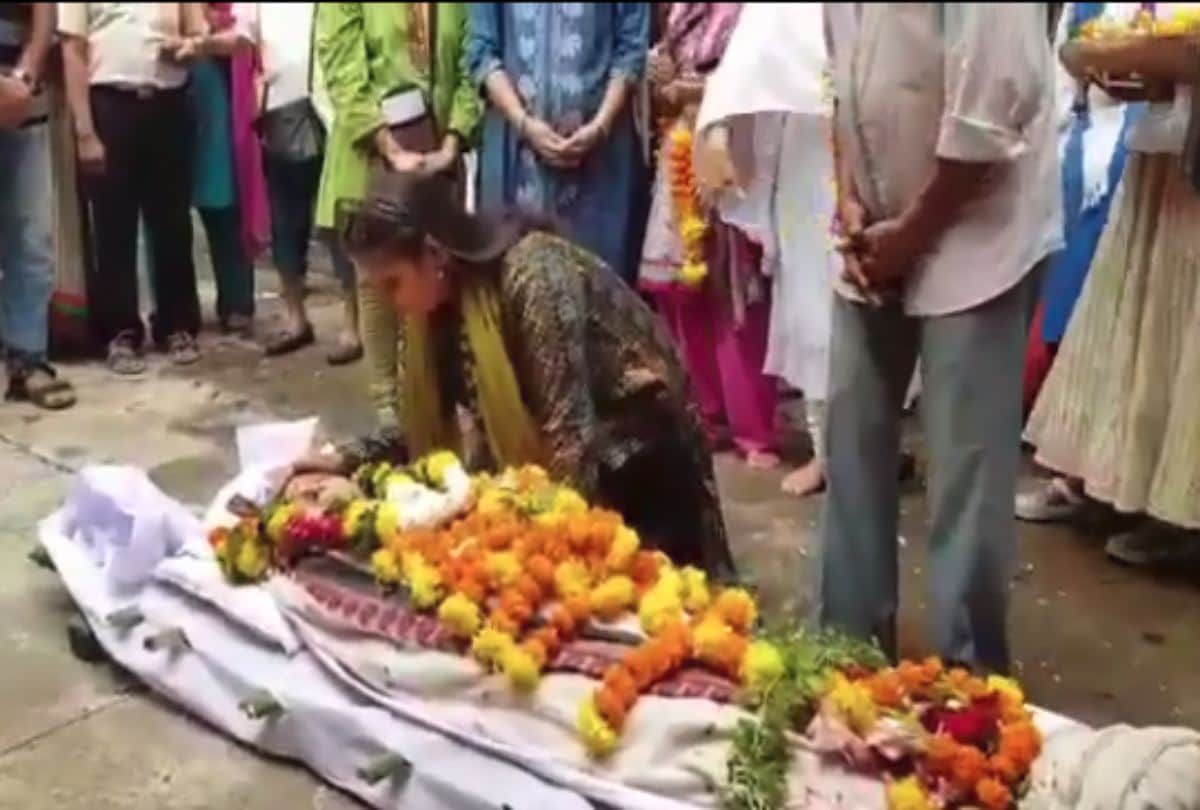 Friends and family paid last tribute to Rita Bhaduri at her funeral photos 