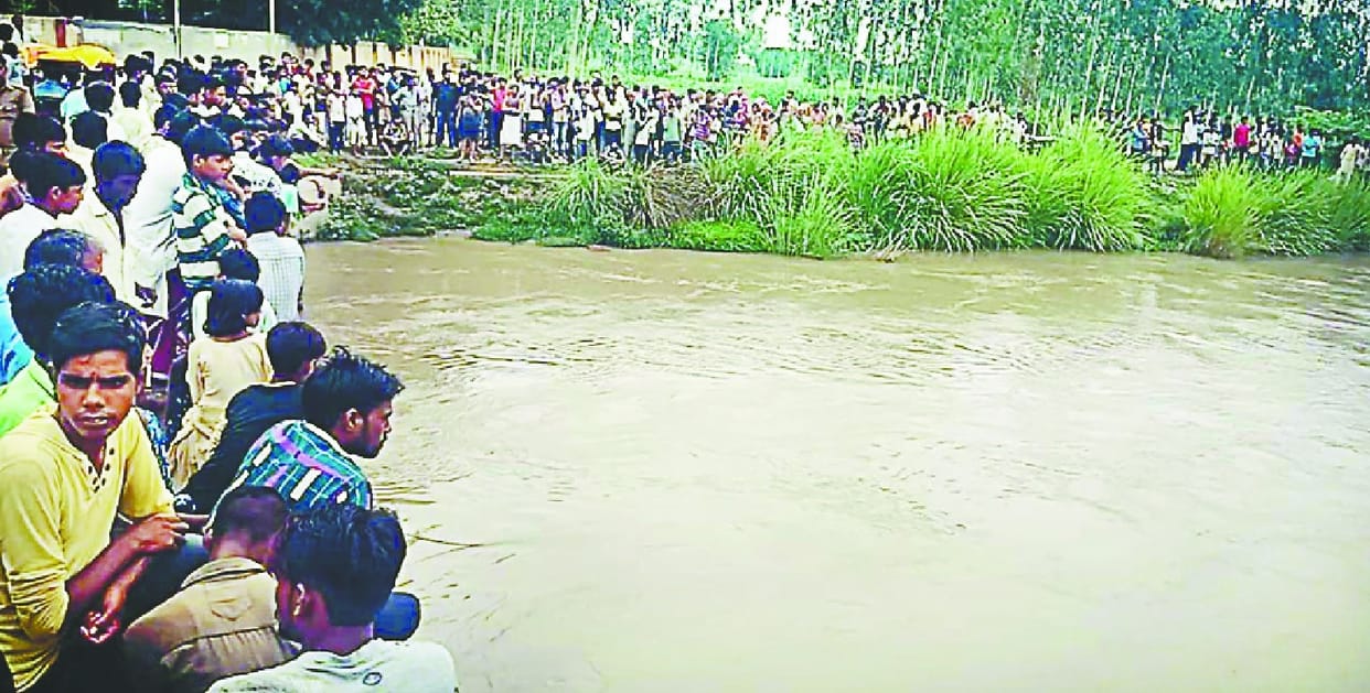 Diving in the eastern Yamuna canal