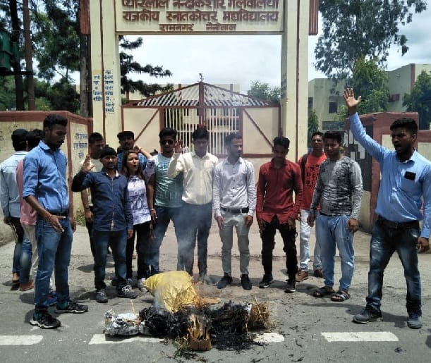 एबीवीपी व एनएसयूआई एक ही मांग को लेकर खोला मार्चा