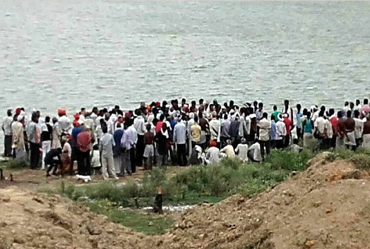 Last rites of students killed in Chitrakoot accident