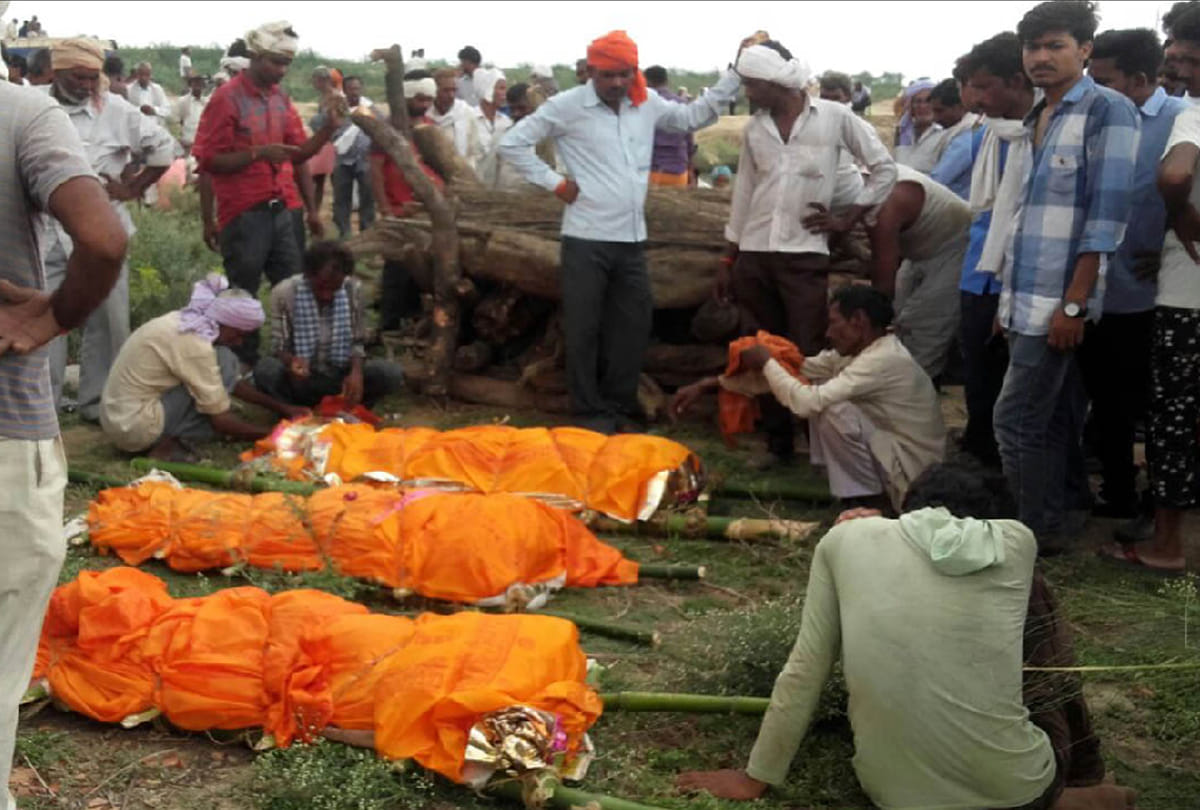 Last rites of students killed in Chitrakoot accident