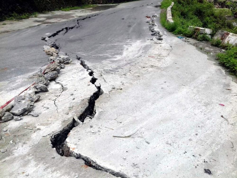 uttarakhand news: cracks on houses and landslides in Joshimath