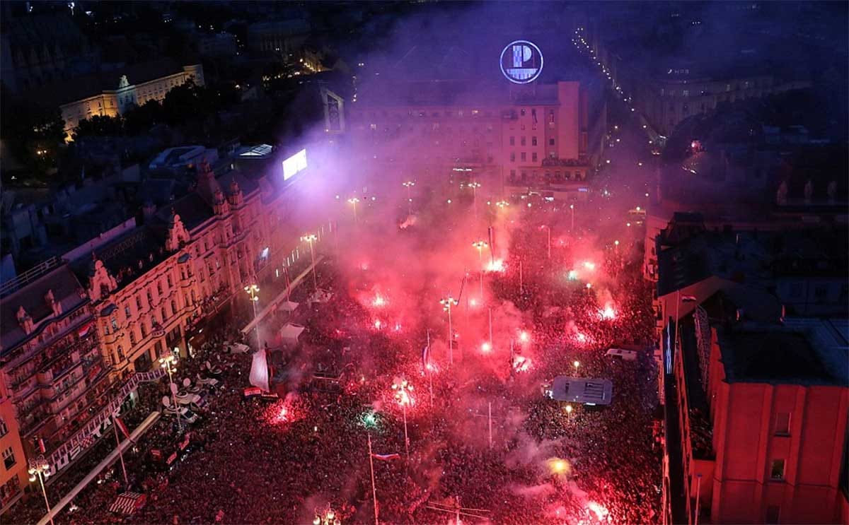 croatian football team welcomed by enthusiastic fans