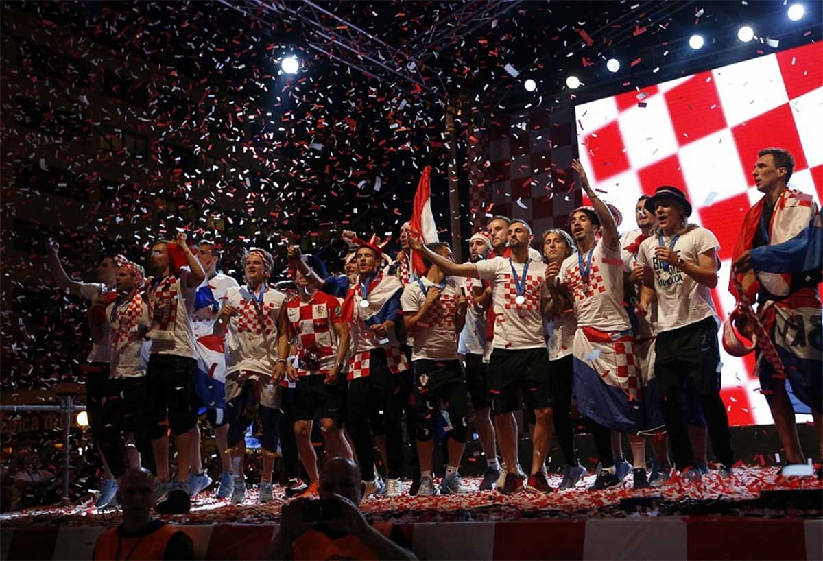 croatian football team welcomed by enthusiastic fans