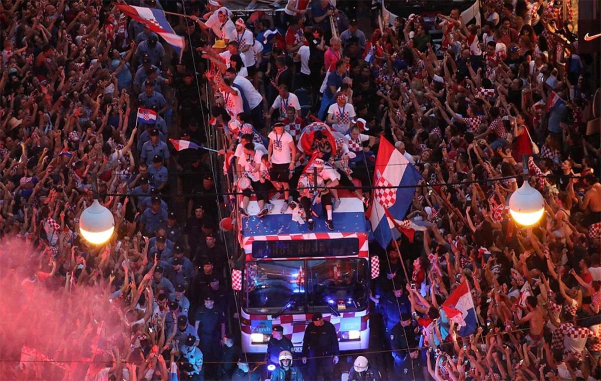 croatian football team welcomed by enthusiastic fans
