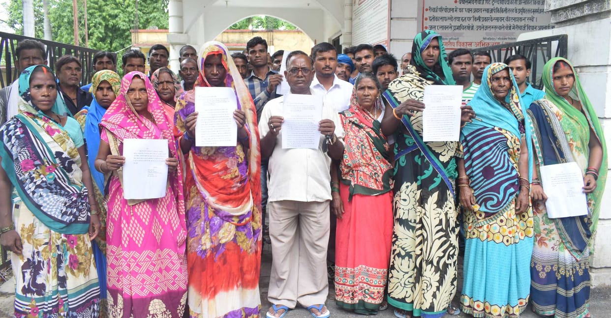 रास्ते पर अतिक्रमण के विरोध में किया प्रदर्शन
