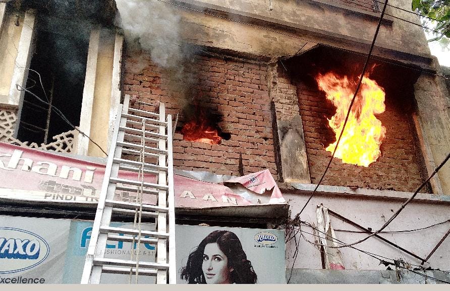 जूतों के गोदाम में आग से लाखों का नुकसान