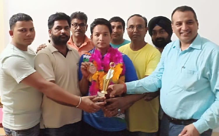 चीन में पदक जीतने पर पीरूमदारा के सूरज सम्मानित