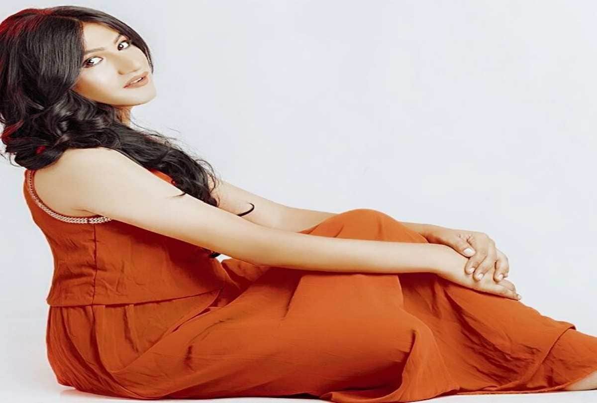 Mahika Sharma shared a picture of Rahul Gandhi with a caption that says she is in love with him